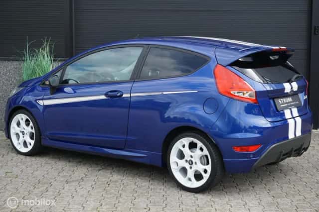 Ford Fiesta (2011) thumbnail 3