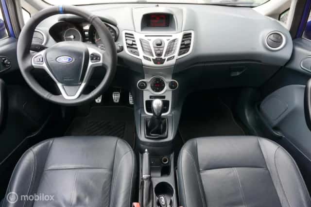 Ford Fiesta (2011) thumbnail 4