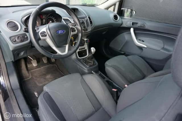 Ford Fiesta (2010) thumbnail 2