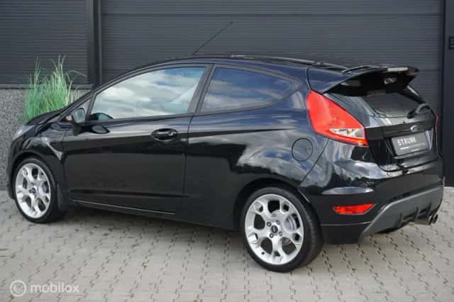 Ford Fiesta (2010) thumbnail 3