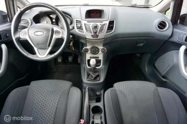 Ford Fiesta (2010) thumbnail 4