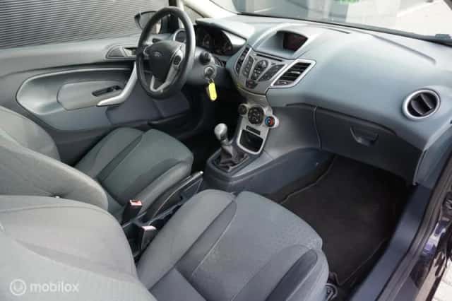 Ford Fiesta (2010) thumbnail 6