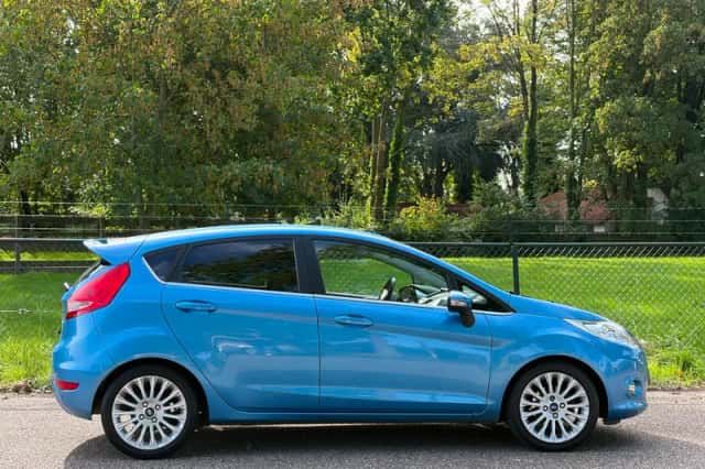 Ford Fiesta (2011) thumbnail 2