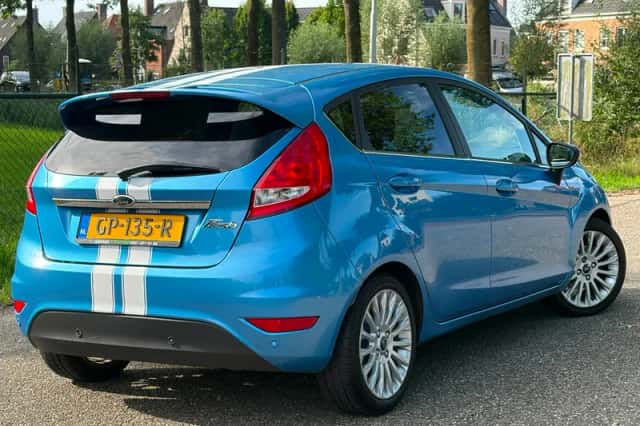 Ford Fiesta (2011) thumbnail 3