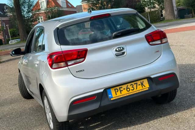 Kia Rio (2017) thumbnail 4