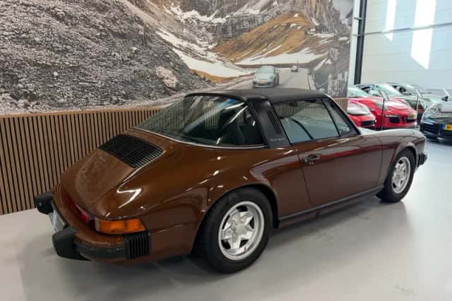 Porsche 911 (1975) thumbnail 2