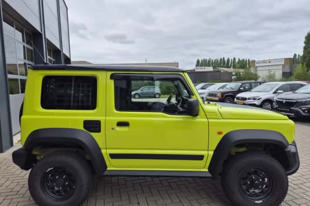 Suzuki Jimny (2022) thumbnail 3