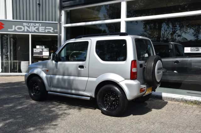 Suzuki Jimny (2009) thumbnail 3