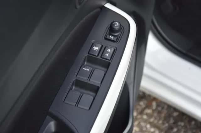 Suzuki Swift (2018) thumbnail 6