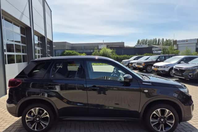 Suzuki Vitara (2022) thumbnail 3