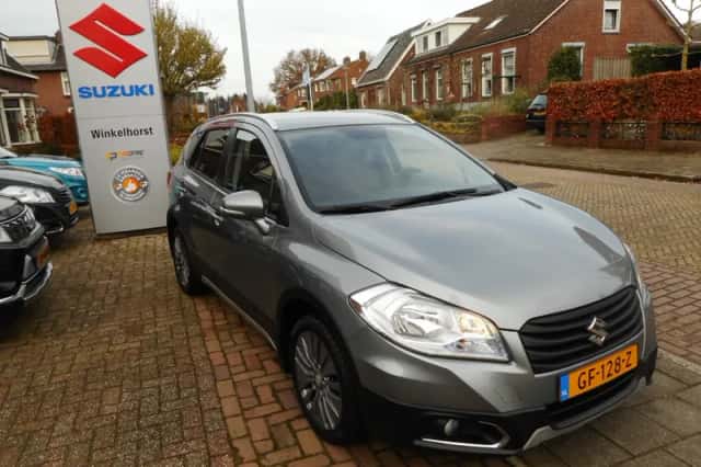 Suzuki SX4 (2015) thumbnail 2