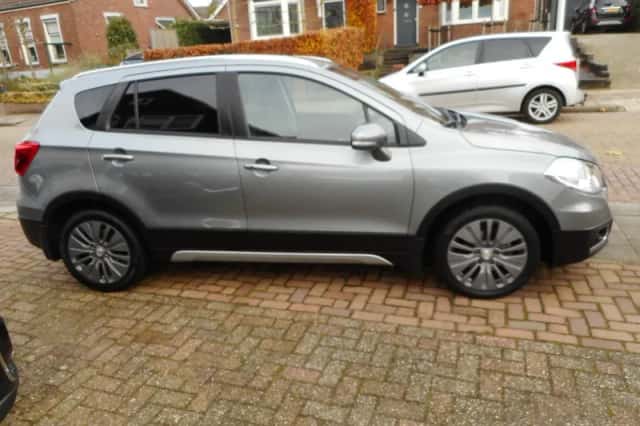 Suzuki SX4 (2015) thumbnail 3