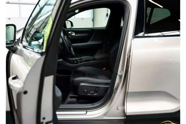 Volvo XC40 (2023) thumbnail 2
