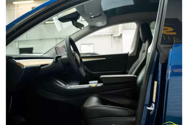 Tesla Model Y (2022) thumbnail 2