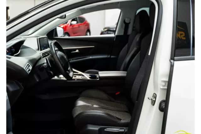 Peugeot 3008 (2019) thumbnail 3