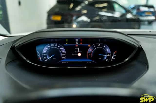 Peugeot 3008 (2019) thumbnail 5