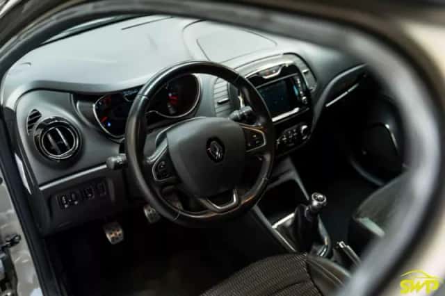 Renault Captur (2016) thumbnail 3