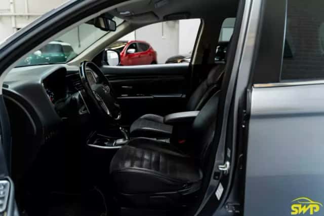 Mitsubishi Outlander (2019) thumbnail 2