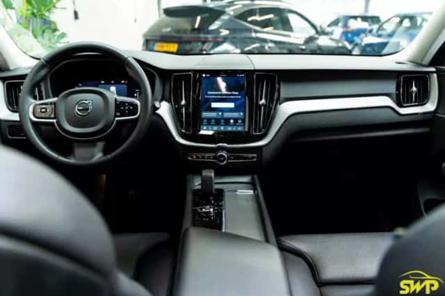 Volvo XC60 (2023) thumbnail 3