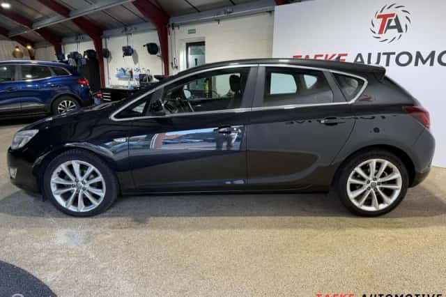 Opel Astra (2011) thumbnail 2