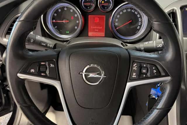 Opel Astra (2011) thumbnail 4