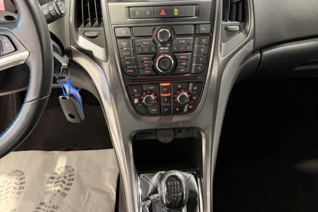Opel Astra (2011) thumbnail 5