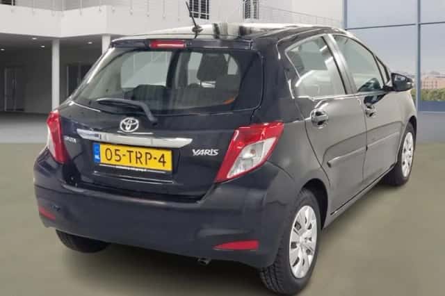 Toyota Yaris (2012) thumbnail 3