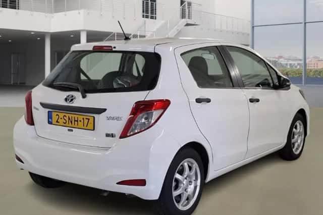 Toyota Yaris (2013) thumbnail 3
