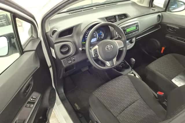 Toyota Yaris (2013) thumbnail 6