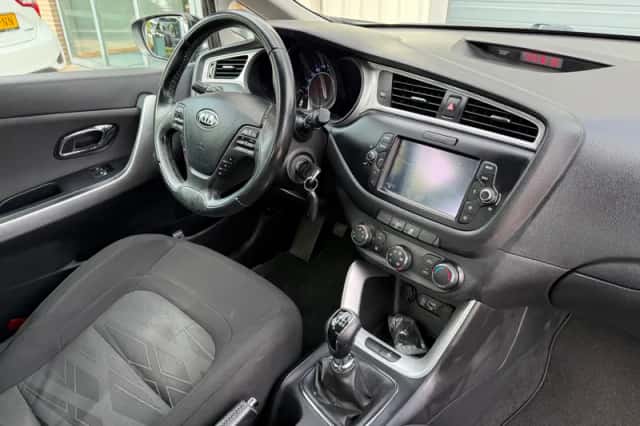 Kia Ceed (2015) thumbnail 6