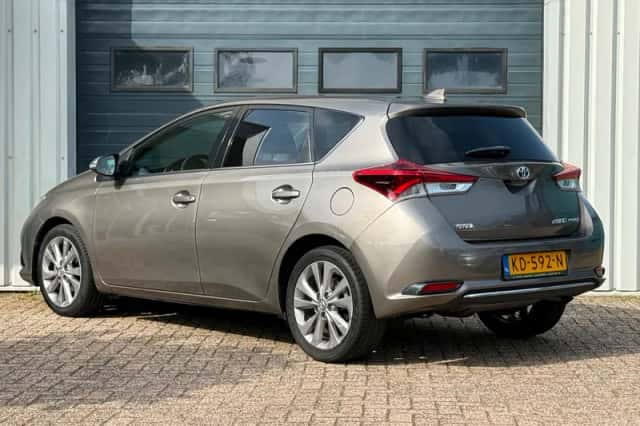 Toyota Auris (2016) thumbnail 2