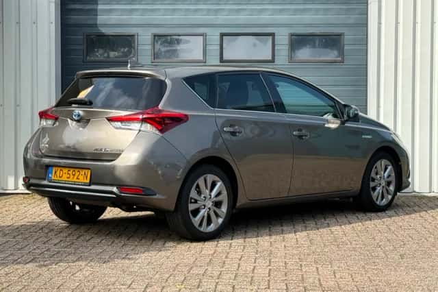 Toyota Auris (2016) thumbnail 3