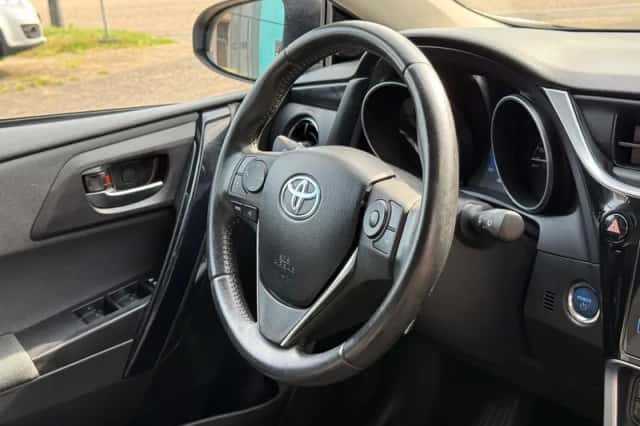 Toyota Auris (2016) thumbnail 5