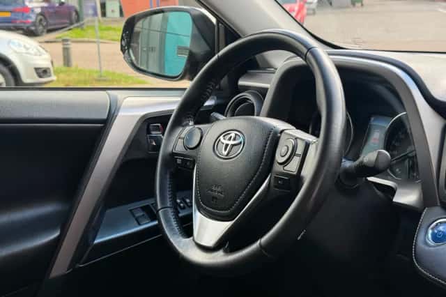Toyota RAV4 (2017) thumbnail 6