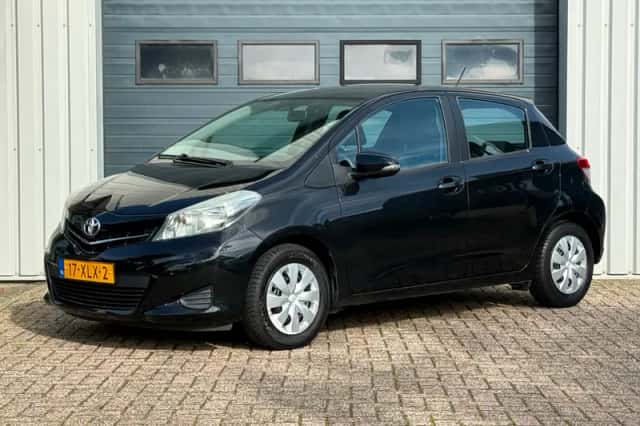 Toyota Yaris (2012) thumbnail 1