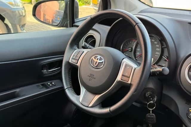 Toyota Yaris (2012) thumbnail 5