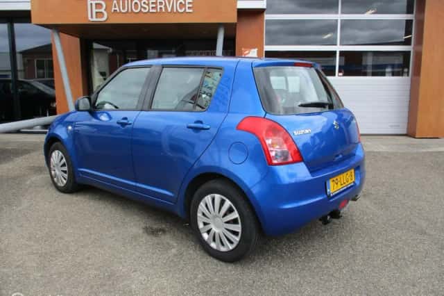 Suzuki Swift (2010) thumbnail 4