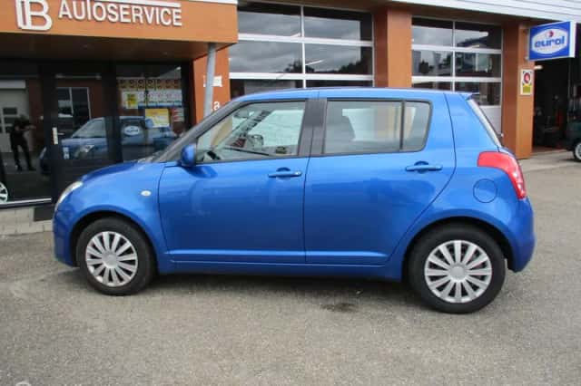 Suzuki Swift (2010) thumbnail 5