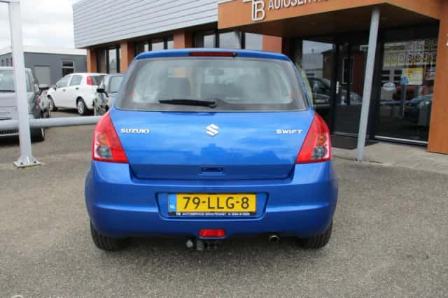 Suzuki Swift (2010) thumbnail 6