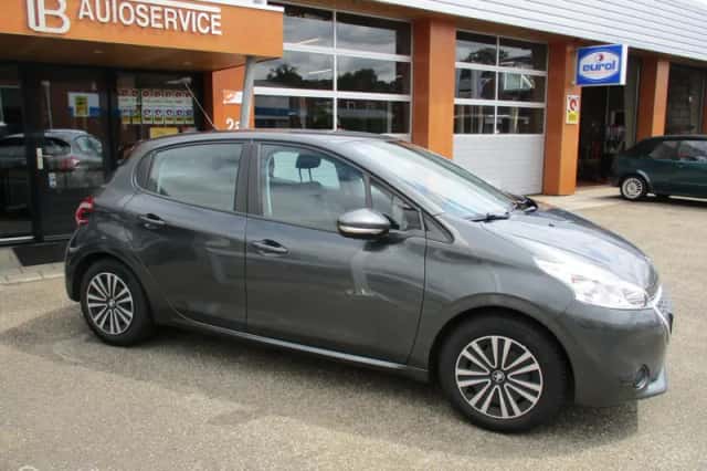 Peugeot 208 (2012) thumbnail 2