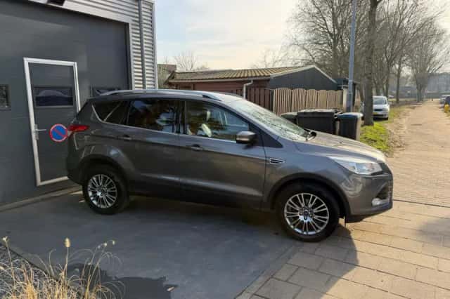 Ford Kuga (2014) thumbnail 3