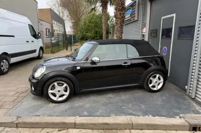 MINI Cabrio (2011) thumbnail 2