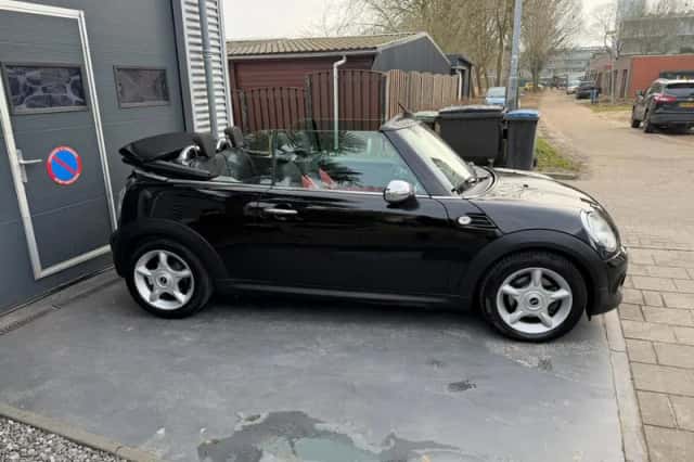 MINI Cabrio (2011) thumbnail 4