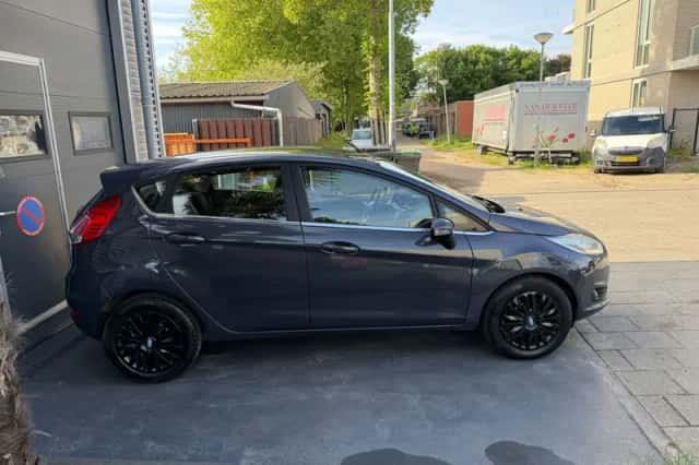 Ford Fiesta (2014) thumbnail 4