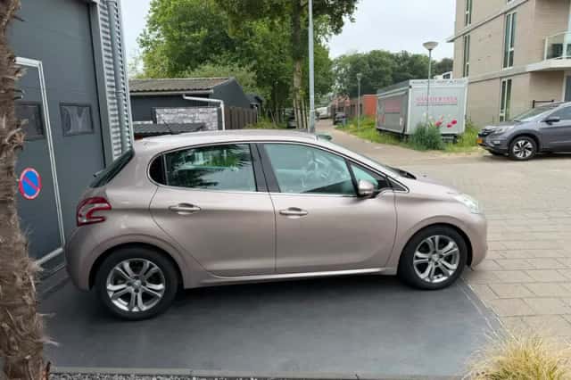 Peugeot 208 (2012) thumbnail 2