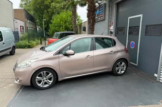 Peugeot 208 (2012) thumbnail 3
