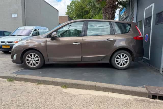 Renault Grand Scénic (2010) thumbnail 3