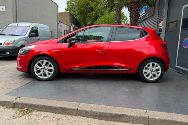 Renault Clio (2018) thumbnail 2