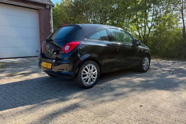 Opel Corsa (2008) thumbnail 2