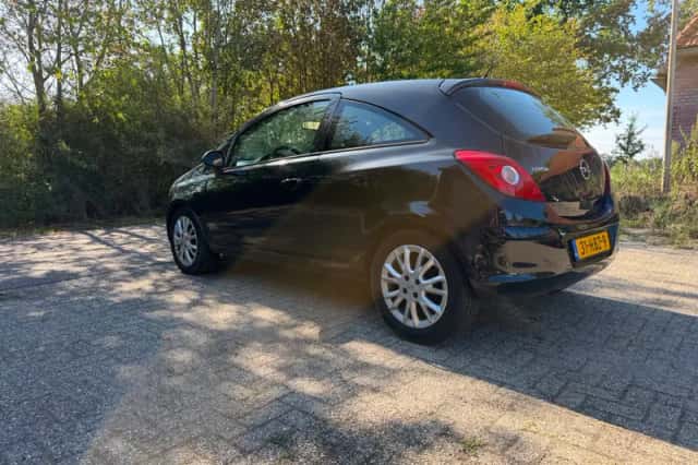 Opel Corsa (2008) thumbnail 3